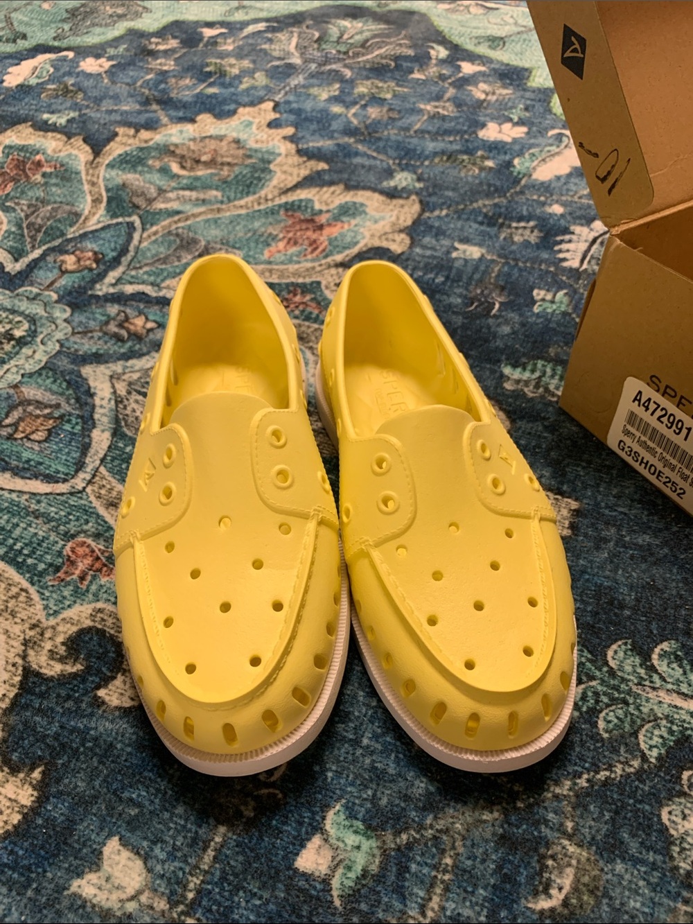 Sperry boat shoes float slip on new 9 yellow